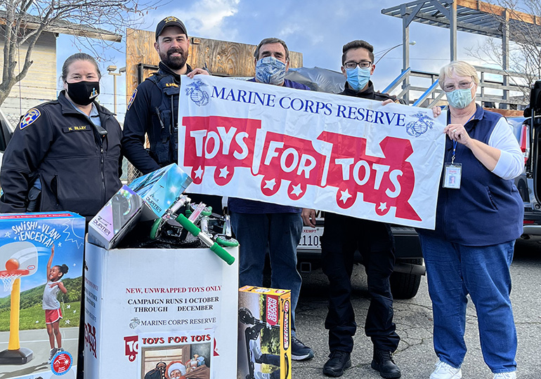 Roseville PD teams with locals students to deliver toys to kids in need